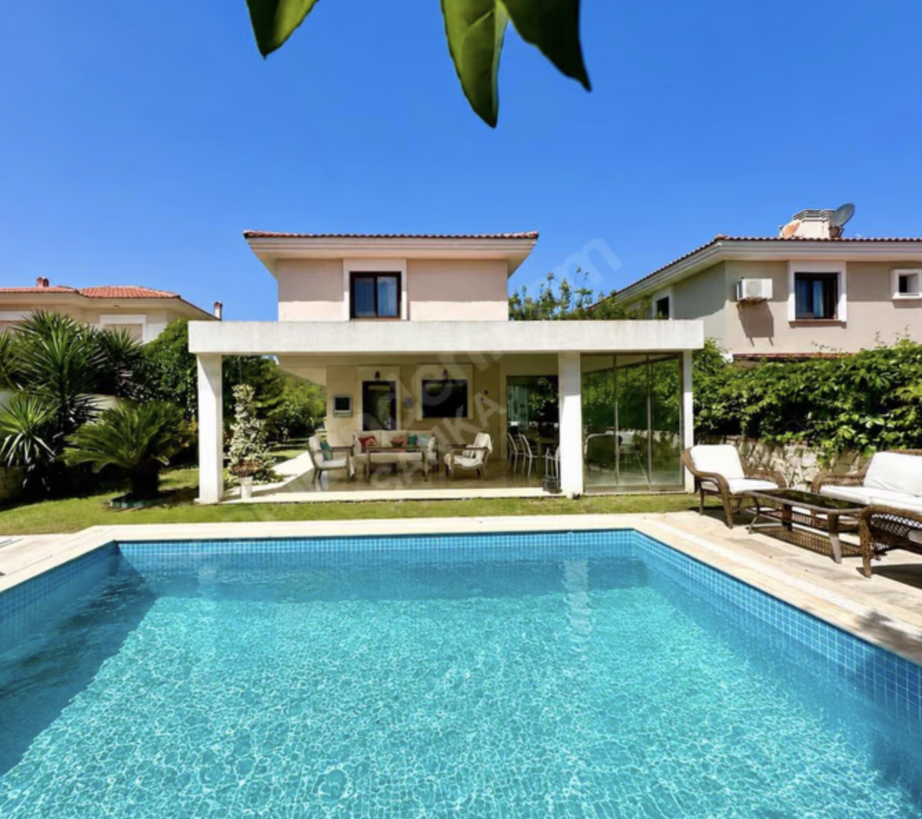 IN ALACATI 420 m2 VOLLSTÄNDIG FREISTEHEND MIT POOL UND ANBAU